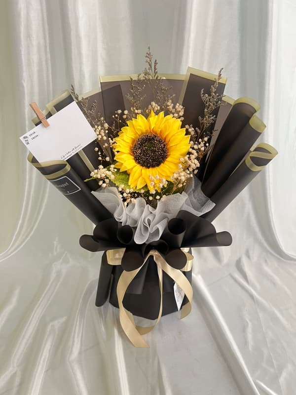 Sunflower x dried baby breath & Caspea